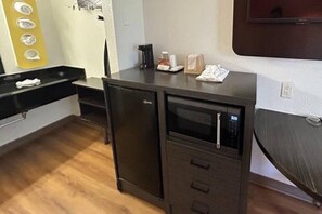 Interior - 1 Queen Bed|Suite,Nsmk, Micfridge (Riverside)