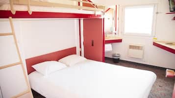 Een slaapkamer met een stapelbed, een bureau en stoel, een raam en een radiator.