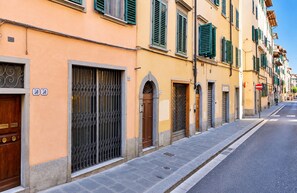 A street with buildings, a no entry sign, and a clear sky. - Agnolo 48 (Florence)