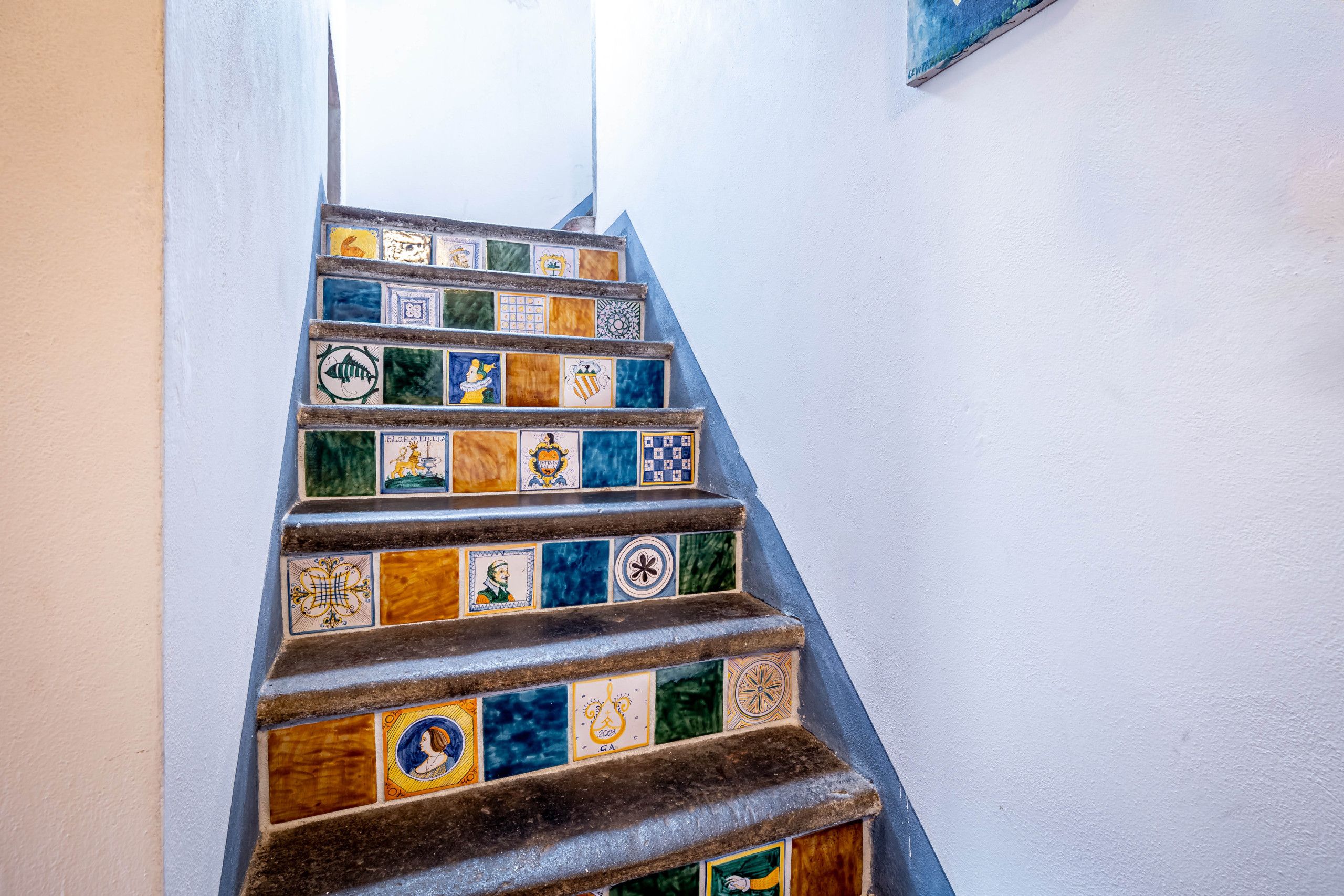 Una escalera con baldosas de colores.