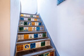 Una escalera con baldosas de colores.