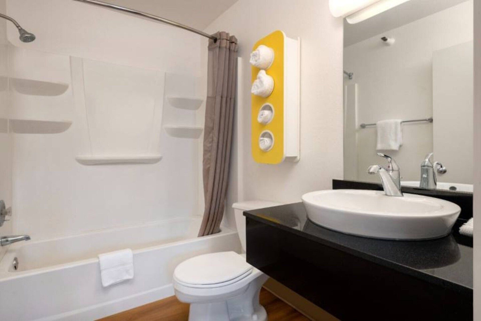 Ein Badezimmer mit Badewanne, Toilette und Waschbecken.