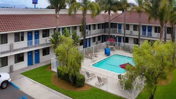Un motel doté d’une piscine, de plusieurs balcons et d’un parking.