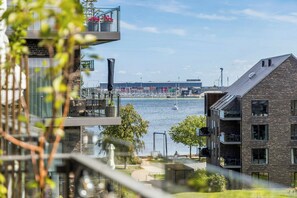 Ein modernes Gebäude mit Blick auf eine Marina und Boote.