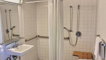 Un baño con ducha, lavamanos e inodoro.