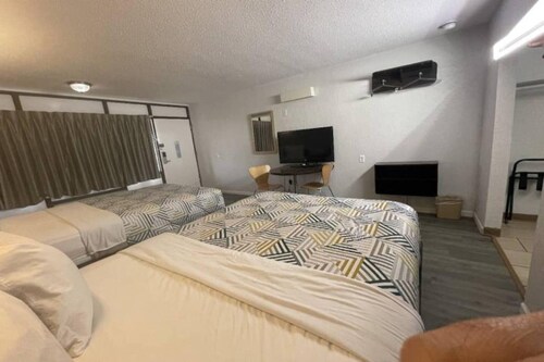 2 Queen Beds | Non-Smoking