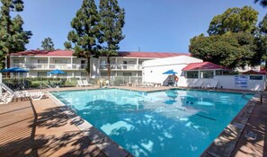 Holiday Home Swimming Pool - 2 QUEEN BEDS | MINI FRIDGE (SANTA ANA)