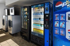 Varias máquinas expendedoras, incluyendo un dispensador de Pepsi y un enfriador de agua.