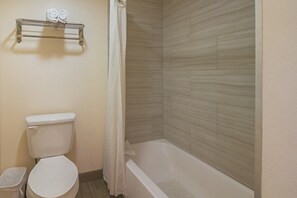 A bathroom with a toilet, a shower, and a bathtub. - 1 Queen Bed | Smoking, Micfridge (Hesperia)