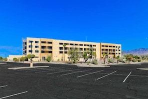 A multi-story hotel with a parking lot in front. - 2 Queen Beds|Mobility|Tub|Nsmk|Micfridg (Lake Havasu City)