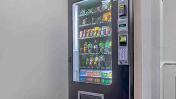 Una macchina distributrice con diverse merendine e bevande.
