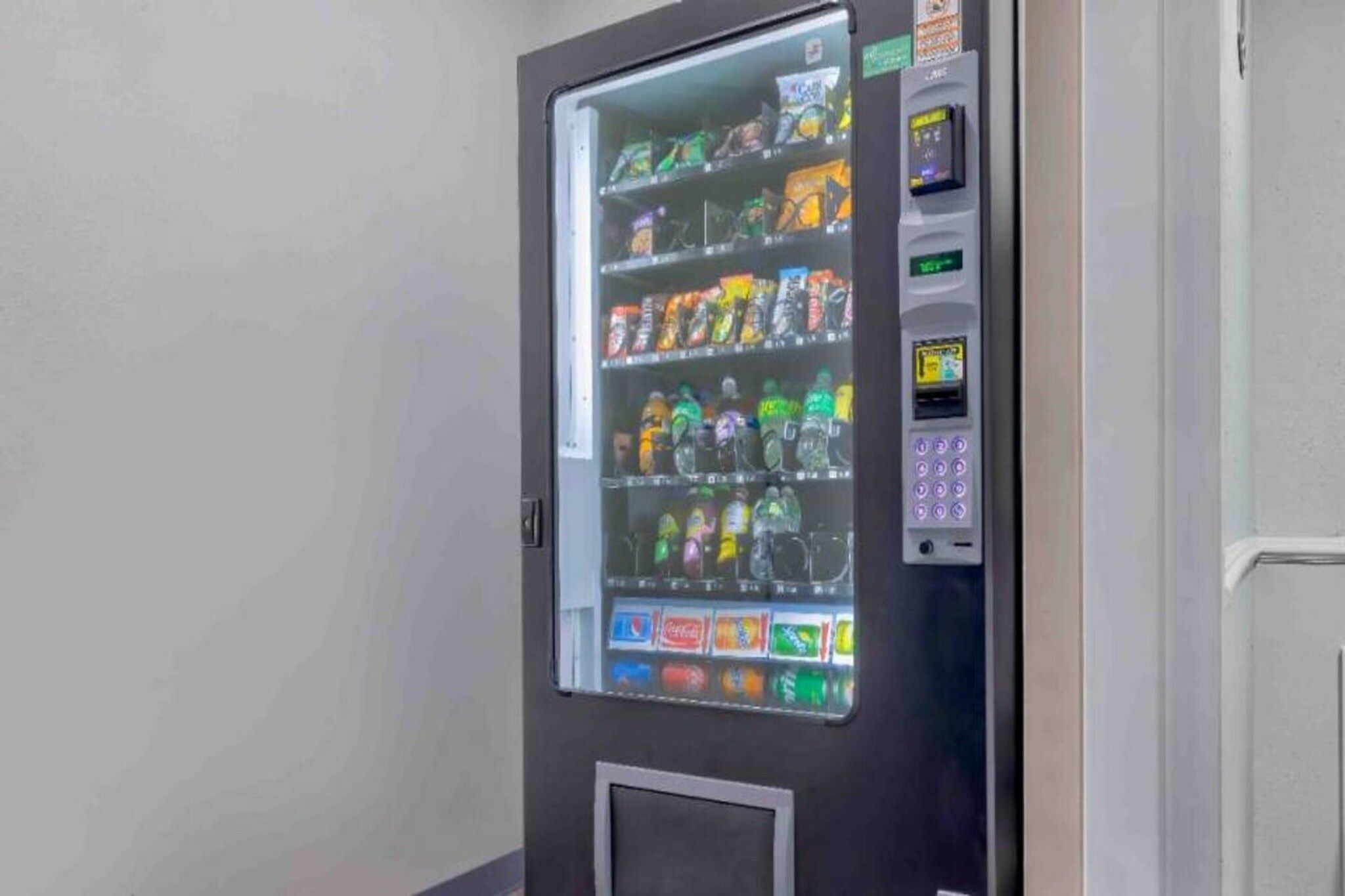 En automattankstation med ett urval av snacks och drycker.