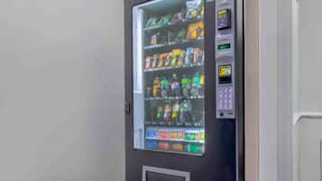 Una macchina distributrice con diverse merendine e bevande.
