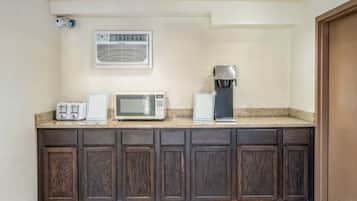 Eine Küche mit integriertem Mikrowellenherd, Toaster und Kaffeemaschine.