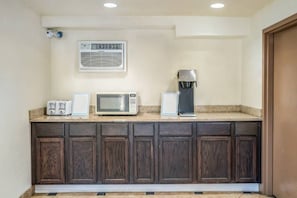 Eine Küche mit integriertem Mikrowellenherd, Toaster und Kaffeemaschine.