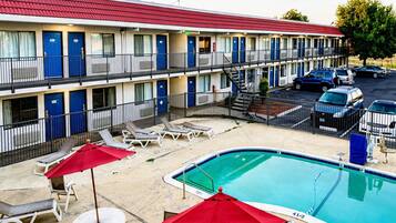 Un motel doté d’une piscine, d’un espace extérieur aménagé et d’un parking.