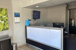 Ein Empfangsschalter mit Computer, Bildschirm und einer Schautafel.