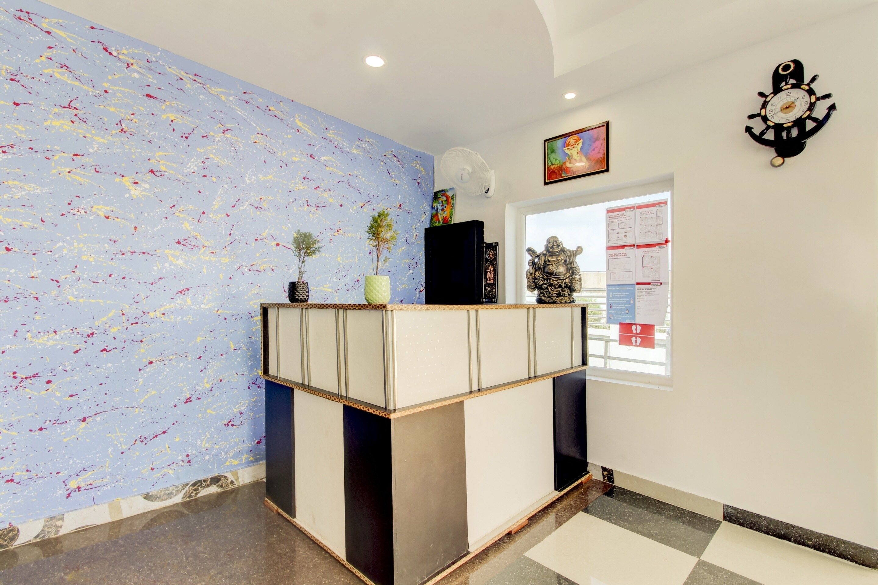 Un área de recepción de diseño moderno, con un mostrador, una pared con textura y un reloj en la pared.
