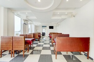 Un restaurante con piso de cuadros, sillas y mesas de madera.