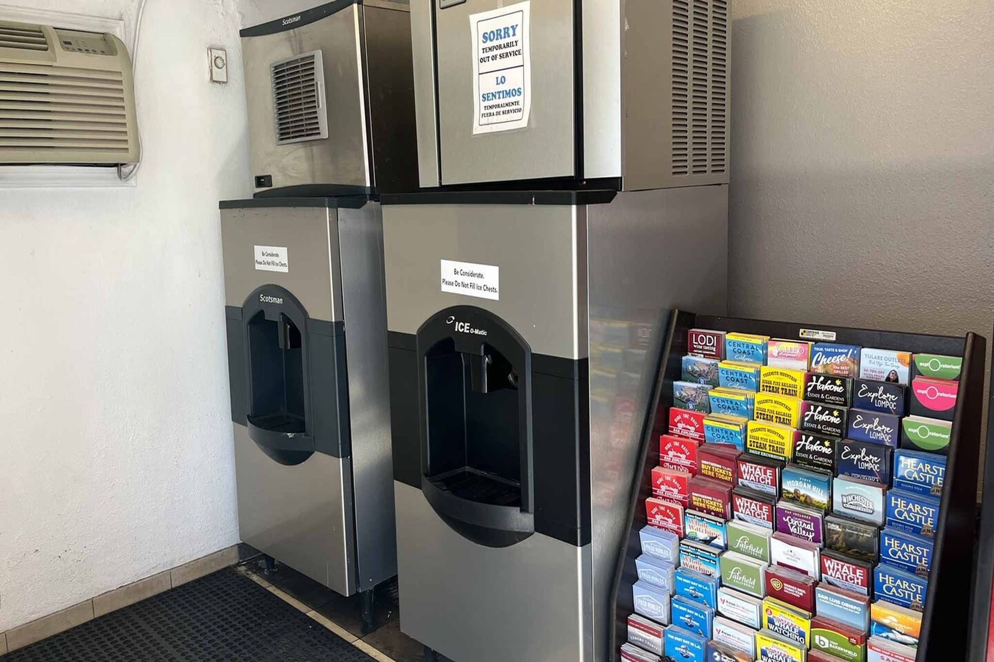 Deux machines à glaçons de la marque Scotchman, avec une pancarte indiquant qu’elles sont temporairement hors service.