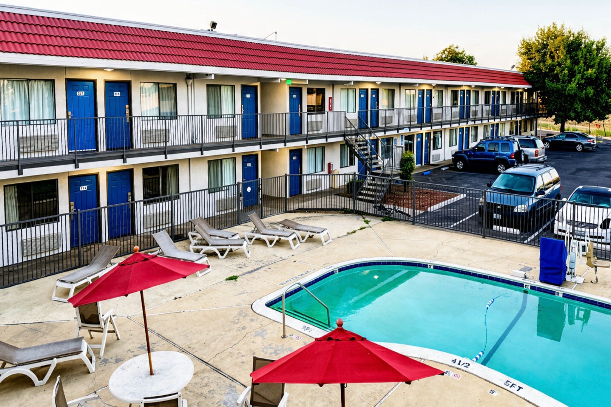 Un motel doté d’une piscine, d’un espace extérieur aménagé et d’un parking.