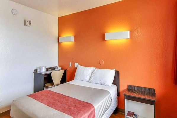 A hotel room with a bed, a desk, and a chair. - Comfy Queen Beds|Free Wifi&Parking (Buellton)