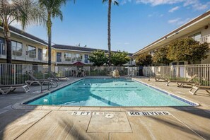 A swimming pool with a 'No Diving' sign, surrounded by lounge chairs and a fence. - 2 Full Beds | Non-Smoking (Temecula)