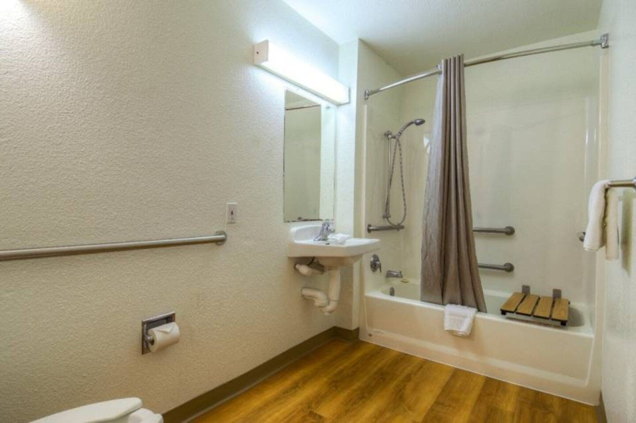Une salle de bain avec des toilettes, un lavabo et une baignoire.