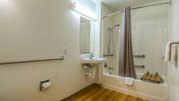 Une salle de bain avec des toilettes, un lavabo et une baignoire.