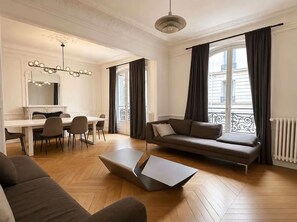 Unclassified image, 2 of 6, button - Vrbo Property (Paris)