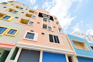 Un hôtel à plusieurs étages, avec une enseigne indiquant qu’il est géré par OYO.