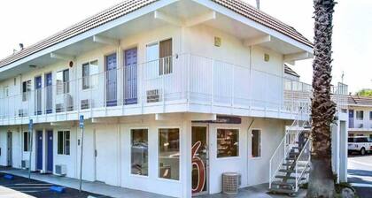 Spacious 1 Queen Bed|Free Parking