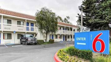Un motel avec une enseigne indiquant l’entrée de la chambre numéro 6.