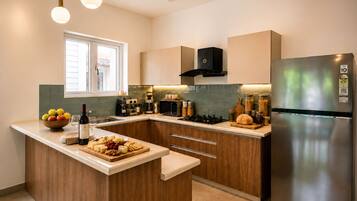 Una cocina moderna con una isla central, electrodomésticos de acero inoxidable y muebles de madera.