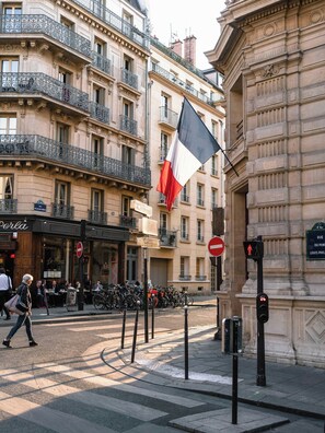 A street scene with a café named 'Perla' and a flagpole with a flag. - Clean & Modern Flat near Vibrant Bastille (Paris)