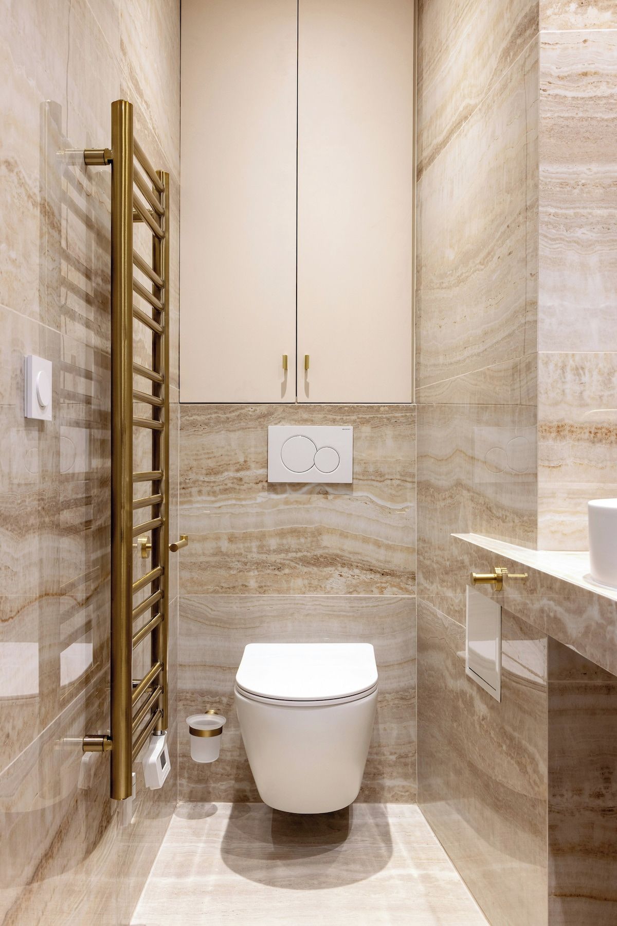 Een moderne badkamer met toilet, een wastafel en een douchehoek.