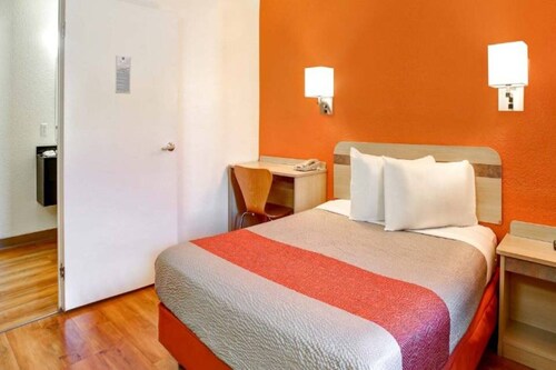 Spacious 1 Queen Bed | ADA/RI Shower