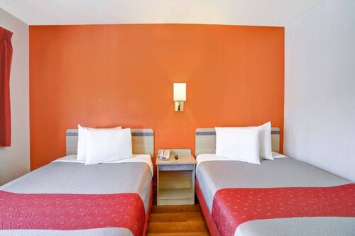 Sunny 2 Full Beds | Deluxe, Micfridge
