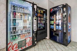 Drei Getränkeautomaten mit Coca-Cola, Pepsi und weiteren Marken.
