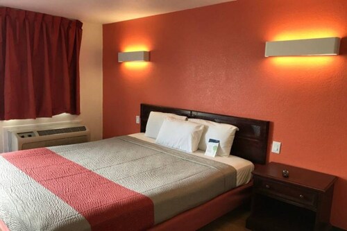 1 King Bed | Non-Smoking