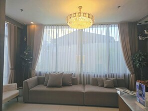 Living area - Hotel Alexander (Puerto Princesa)