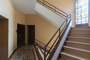 A staircase with a metal railing leading to a landing. - Argonne Apartment - Corsica (Milano)