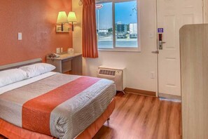 Room - 2 Queen Beds | Mini Fridge (Stockton)