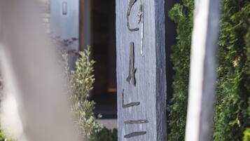 A stone sign with the inscription 'GILLET' in a garden setting.
