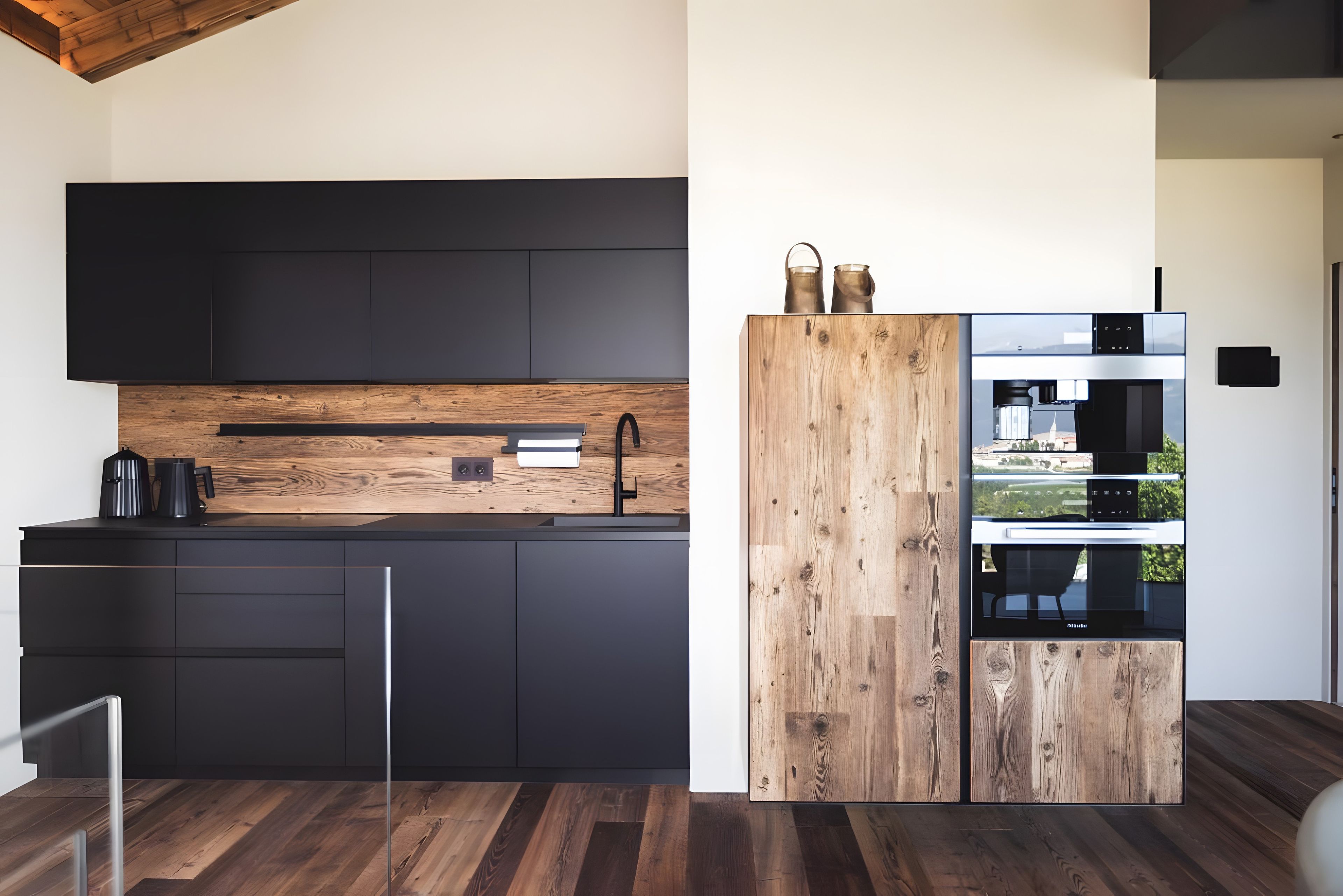 Una cucina moderna con mobili scuri, un piano di lavoro in legno e un forno integrato.