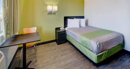 Motel 6 Douglas, AZ| QUEEN BED MICFRIDGE