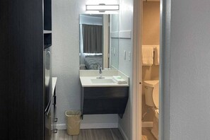Unclassified image, 5 of 24, button - 1 King Bed|Suite,Nsmk,Kitchen,Sofa-Bed (Vicksburg MS)
