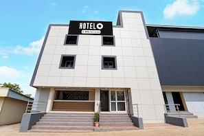 A modern hotel building with a sign indicating it is serviced by OYO. - Hotel O Khadakwasla Lake (Pune)