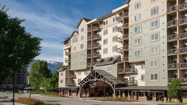 A multi-story hotel with balconies, a covered entrance, and a mountainous backdrop. - Experience the Ultimate Family Getaway at Sheraton Mountain Vista's 2-Bd Lockoff (Avon)