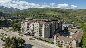 A multi-story hotel with a central courtyard, surrounded by a mountainous landscape. - Experience the Ultimate Family Getaway at Sheraton Mountain Vista's 2-Bd Lockoff (Avon)